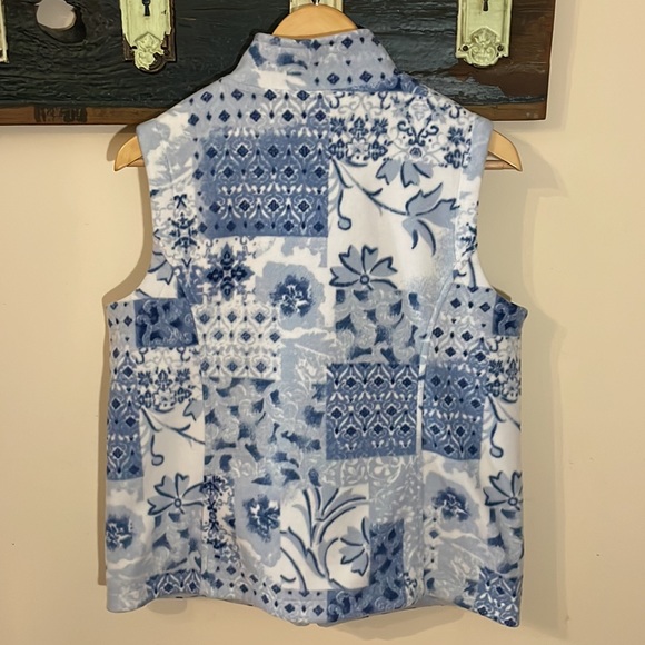 2/$30 Northern Traditions Blue and White Nature Fleece Vest - Picture 10 of 15